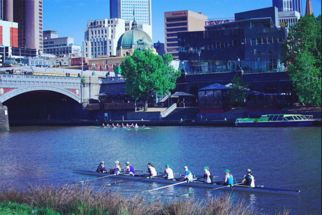 雅拉河（Yarra River）两岸的墨尔本城区